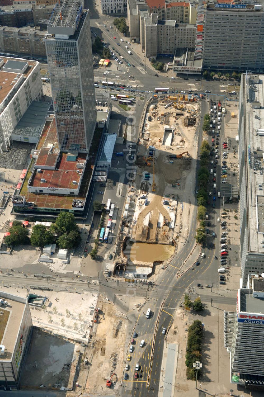 Berlin from the bird's eye view: Blick auf die Baustelle zur Errichtung eines unterirdischen Parkhauses am Park Inn Hotel am Alexanderplatz durch die Firma WÖHR + BAUER GmbH. Die „Planstraße 1” ist die nordwestliche Verlängerung der Karl-Marx-Allee zwischen den Kreuzungen Otto-Braun-Straße/ Karl-Marx-Allee und Karl-Liebknecht-Straße / Memhardstraße („Memhardknoten”) und als solche in dem im April 2000 festgesetzten Bebauungsplan I-B4a ausgewiesen. Speziell hier entsteht eine neue mit Wolfgang Gerberen Mitteln finanzierte Tiefgarage mit 600 Stellplätzen / Parkplätzen. BERGER BAU und MAX AICHER