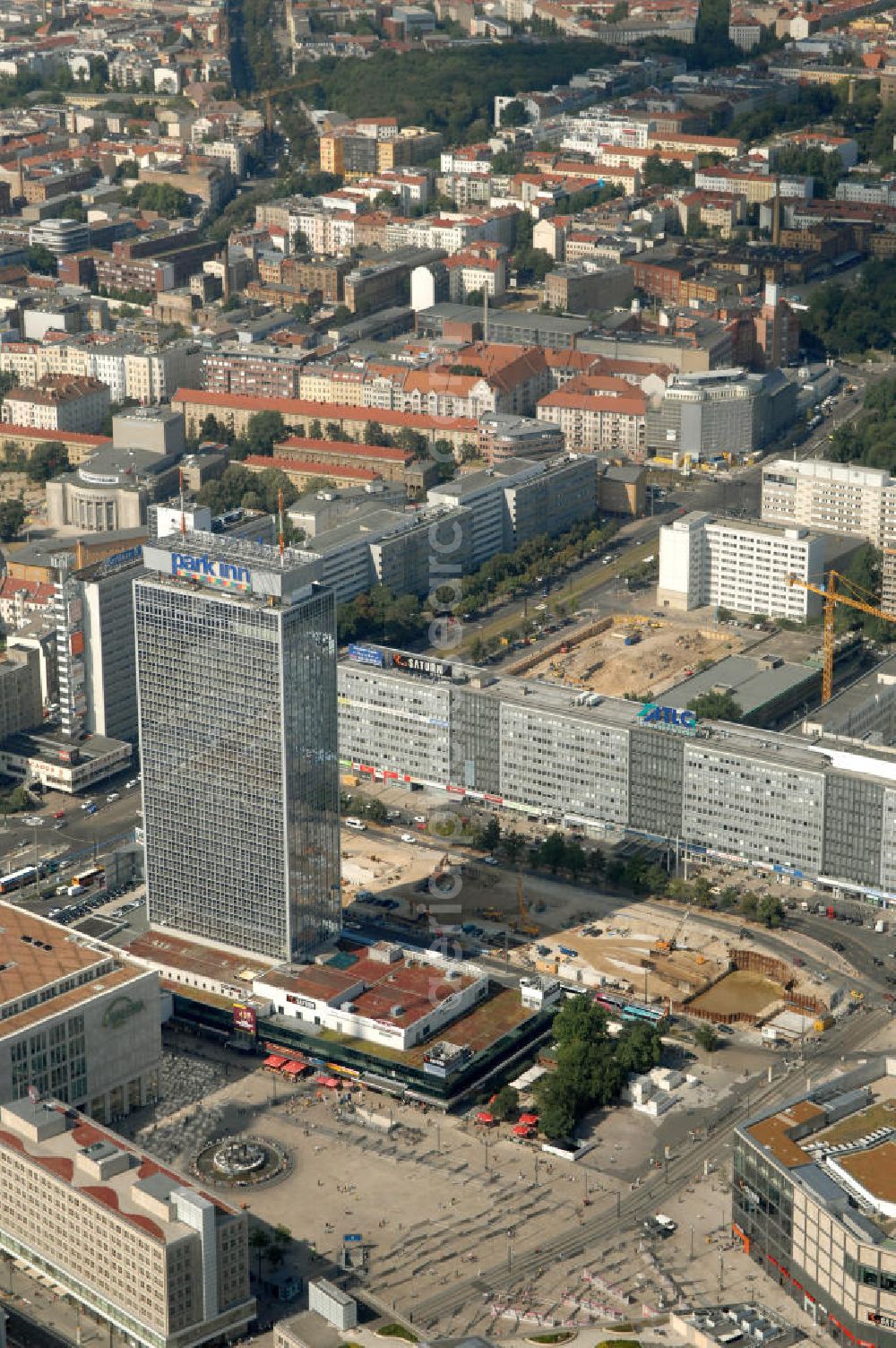 Aerial image Berlin - Blick auf die Baustelle zur Errichtung eines unterirdischen Parkhauses am Park Inn Hotel am Alexanderplatz durch die Firma WÖHR + BAUER GmbH. Die „Planstraße 1” ist die nordwestliche Verlängerung der Karl-Marx-Allee zwischen den Kreuzungen Otto-Braun-Straße/ Karl-Marx-Allee und Karl-Liebknecht-Straße / Memhardstraße („Memhardknoten”) und als solche in dem im April 2000 festgesetzten Bebauungsplan I-B4a ausgewiesen. Speziell hier entsteht eine neue mit Wolfgang Gerberen Mitteln finanzierte Tiefgarage mit 600 Stellplätzen / Parkplätzen. BERGER BAU und MAX AICHER