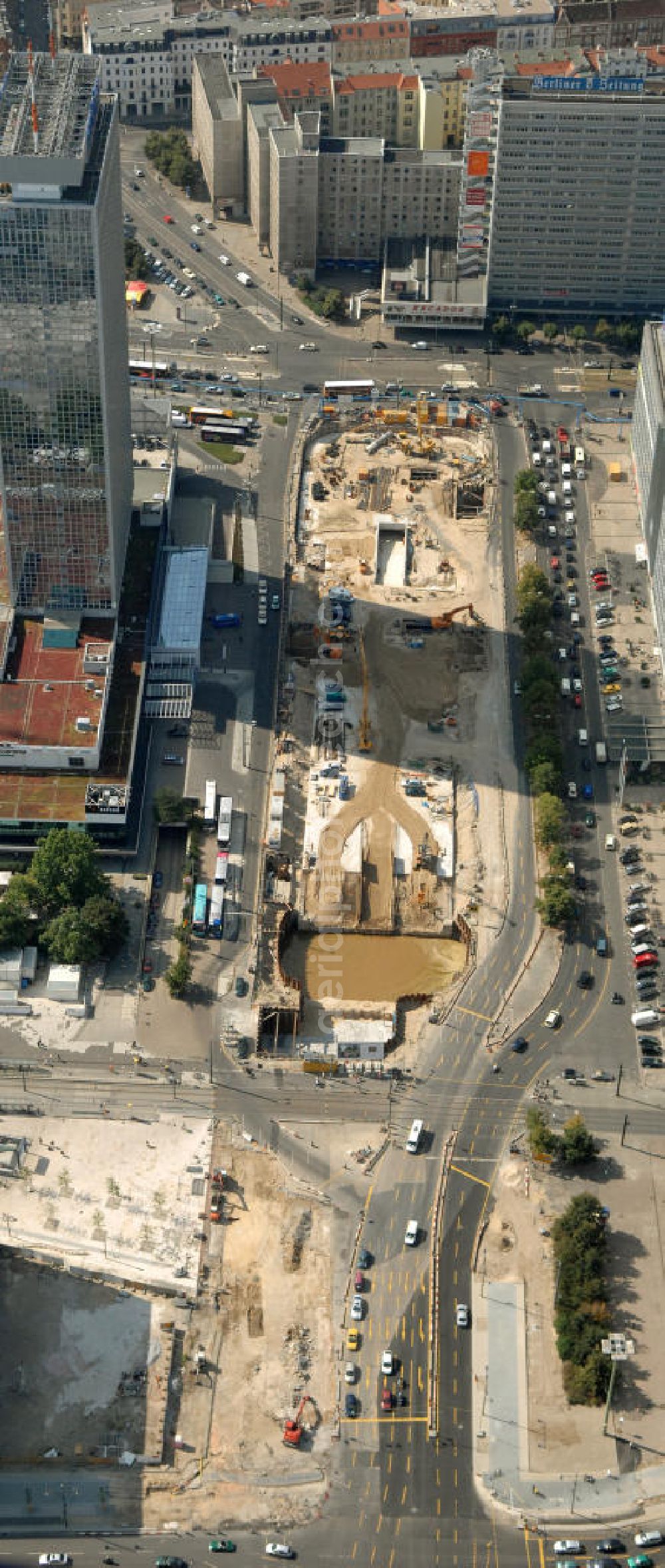 Aerial photograph Berlin - Blick auf die Baustelle zur Errichtung eines unterirdischen Parkhauses am Park Inn Hotel am Alexanderplatz durch die Firma WÖHR + BAUER GmbH. Die „Planstraße 1” ist die nordwestliche Verlängerung der Karl-Marx-Allee zwischen den Kreuzungen Otto-Braun-Straße/ Karl-Marx-Allee und Karl-Liebknecht-Straße / Memhardstraße („Memhardknoten”) und als solche in dem im April 2000 festgesetzten Bebauungsplan I-B4a ausgewiesen. Speziell hier entsteht eine neue mit Wolfgang Gerberen Mitteln finanzierte Tiefgarage mit 600 Stellplätzen / Parkplätzen. BERGER BAU und MAX AICHER