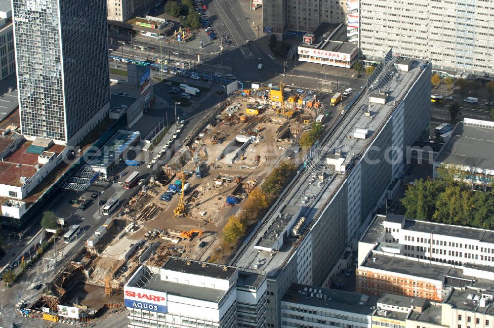 Berlin from above - Blick auf die Baustelle zur Errichtung eines unterirdischen Parkhauses am Park Inn Hotel am Alexanderplatz durch die Firma WÖHR + BAUER GmbH. Die „Planstraße 1” ist die nordwestliche Verlängerung der Karl-Marx-Allee zwischen den Kreuzungen Otto-Braun-Straße/ Karl-Marx-Allee und Karl-Liebknecht-Straße / Memhardstraße („Memhardknoten”) und als solche in dem im April 2000 festgesetzten Bebauungsplan I-B4a ausgewiesen. Speziell hier entsteht eine neue mit Wolfgang Gerberen Mitteln finanzierte Tiefgarage mit 600 Stellplätzen / Parkplätzen. BERGER BAU und MAX AICHER