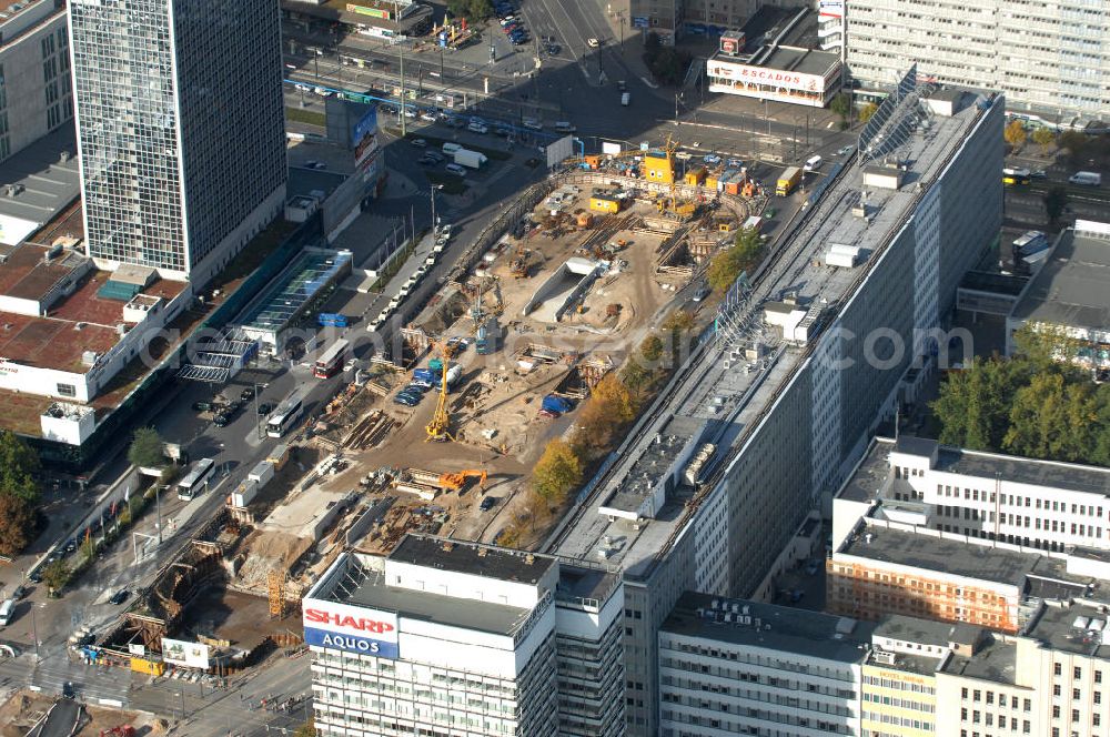 Berlin from the bird's eye view: Blick auf die Baustelle zur Errichtung eines unterirdischen Parkhauses am Park Inn Hotel am Alexanderplatz durch die Firma WÖHR + BAUER GmbH. Die „Planstraße 1” ist die nordwestliche Verlängerung der Karl-Marx-Allee zwischen den Kreuzungen Otto-Braun-Straße/ Karl-Marx-Allee und Karl-Liebknecht-Straße / Memhardstraße („Memhardknoten”) und als solche in dem im April 2000 festgesetzten Bebauungsplan I-B4a ausgewiesen. Speziell hier entsteht eine neue mit Wolfgang Gerberen Mitteln finanzierte Tiefgarage mit 600 Stellplätzen / Parkplätzen. BERGER BAU und MAX AICHER