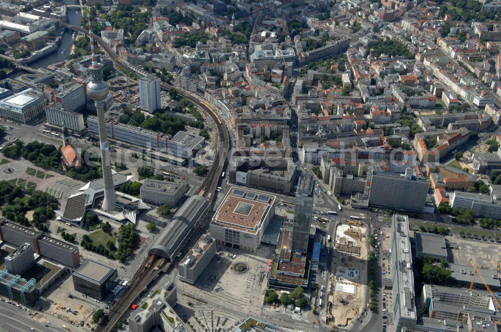 Berlin from above - Blick auf die Baustelle zur Errichtung eines unterirdischen Parkhauses am Park Inn Hotel am Alexanderplatz durch die Firma WÖHR + BAUER GmbH. Die „Planstraße 1” ist die nordwestliche Verlängerung der Karl-Marx-Allee zwischen den Kreuzungen Otto-Braun-Straße/ Karl-Marx-Allee und Karl-Liebknecht-Straße / Memhardstraße („Memhardknoten”) und als solche in dem im April 2000 festgesetzten Bebauungsplan I-B4a ausgewiesen. Speziell hier entsteht eine neue mit Wolfgang Gerberen Mitteln finanzierte Tiefgarage mit 600 Stellplätzen / Parkplätzen. BERGER BAU und MAX AICHER