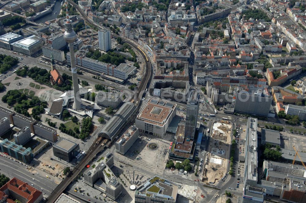 Berlin from the bird's eye view: Blick auf die Baustelle zur Errichtung eines unterirdischen Parkhauses am Park Inn Hotel am Alexanderplatz durch die Firma WÖHR + BAUER GmbH. Die „Planstraße 1” ist die nordwestliche Verlängerung der Karl-Marx-Allee zwischen den Kreuzungen Otto-Braun-Straße/ Karl-Marx-Allee und Karl-Liebknecht-Straße / Memhardstraße („Memhardknoten”) und als solche in dem im April 2000 festgesetzten Bebauungsplan I-B4a ausgewiesen. Speziell hier entsteht eine neue mit Wolfgang Gerberen Mitteln finanzierte Tiefgarage mit 600 Stellplätzen / Parkplätzen. BERGER BAU und MAX AICHER