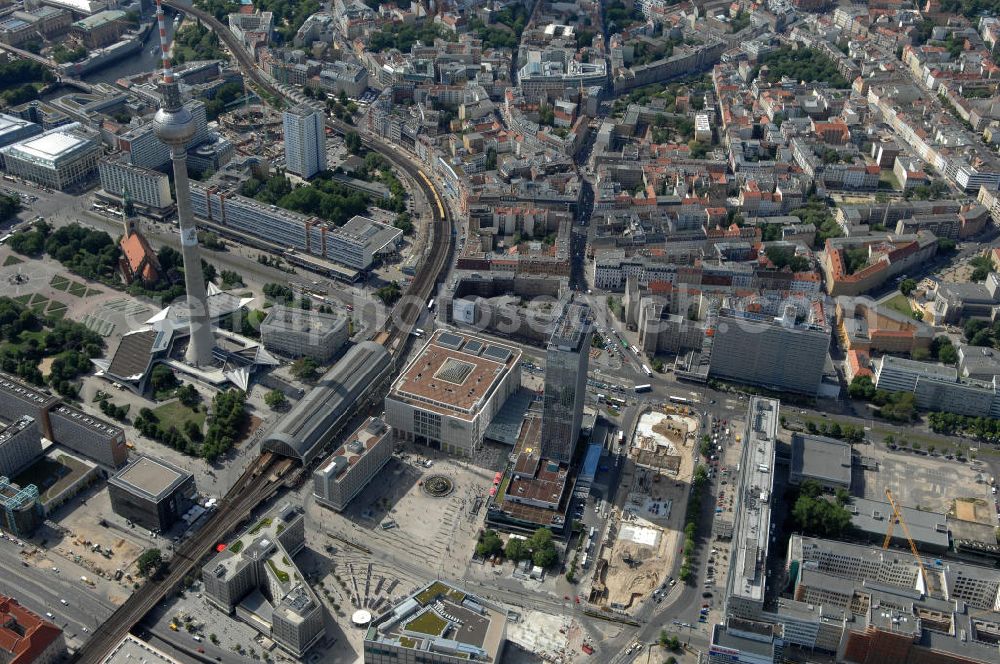 Aerial image Berlin - Blick auf die Baustelle zur Errichtung eines unterirdischen Parkhauses am Park Inn Hotel am Alexanderplatz durch die Firma WÖHR + BAUER GmbH. Die „Planstraße 1” ist die nordwestliche Verlängerung der Karl-Marx-Allee zwischen den Kreuzungen Otto-Braun-Straße/ Karl-Marx-Allee und Karl-Liebknecht-Straße / Memhardstraße („Memhardknoten”) und als solche in dem im April 2000 festgesetzten Bebauungsplan I-B4a ausgewiesen. Speziell hier entsteht eine neue mit Wolfgang Gerberen Mitteln finanzierte Tiefgarage mit 600 Stellplätzen / Parkplätzen. BERGER BAU und MAX AICHER