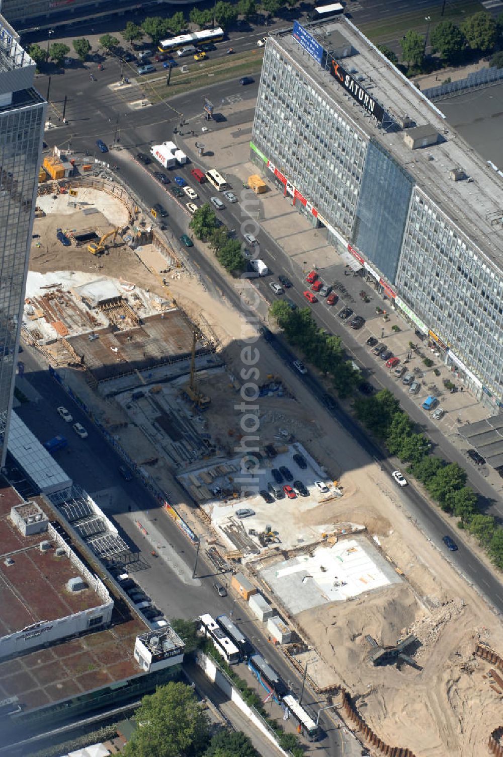 Aerial photograph Berlin - Blick auf die Baustelle zur Errichtung eines unterirdischen Parkhauses am Park Inn Hotel am Alexanderplatz durch die Firma WÖHR + BAUER GmbH. Die „Planstraße 1” ist die nordwestliche Verlängerung der Karl-Marx-Allee zwischen den Kreuzungen Otto-Braun-Straße/ Karl-Marx-Allee und Karl-Liebknecht-Straße / Memhardstraße („Memhardknoten”) und als solche in dem im April 2000 festgesetzten Bebauungsplan I-B4a ausgewiesen. Speziell hier entsteht eine neue mit Wolfgang Gerberen Mitteln finanzierte Tiefgarage mit 600 Stellplätzen / Parkplätzen. BERGER BAU und MAX AICHER