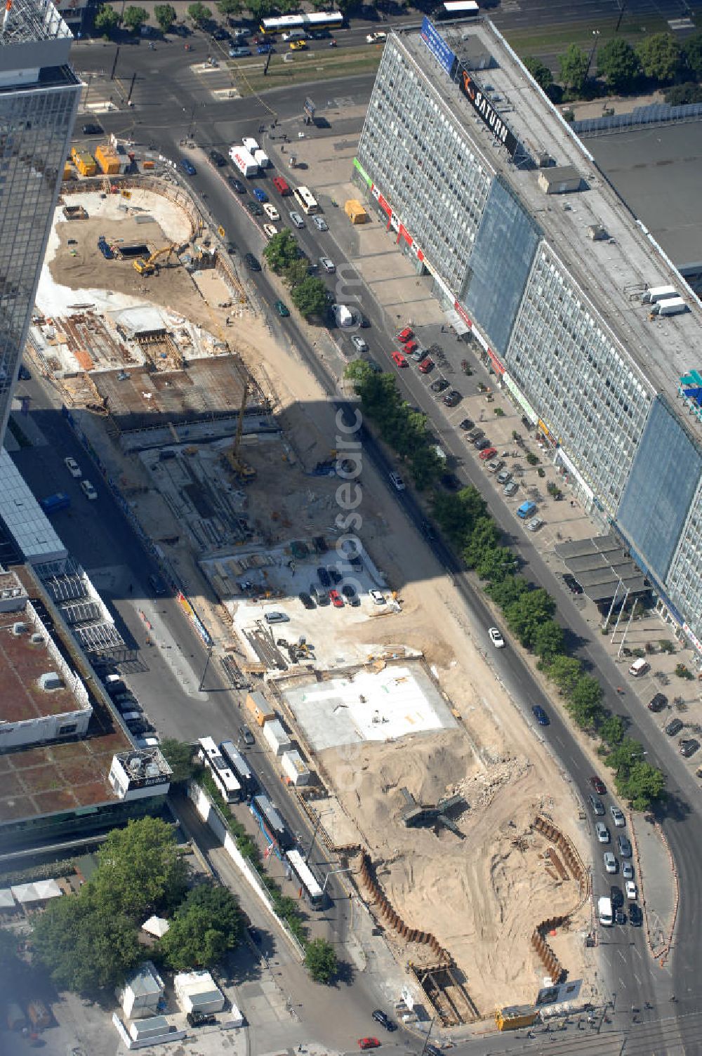 Berlin from above - Blick auf die Baustelle zur Errichtung eines unterirdischen Parkhauses am Park Inn Hotel am Alexanderplatz durch die Firma WÖHR + BAUER GmbH. Die „Planstraße 1” ist die nordwestliche Verlängerung der Karl-Marx-Allee zwischen den Kreuzungen Otto-Braun-Straße/ Karl-Marx-Allee und Karl-Liebknecht-Straße / Memhardstraße („Memhardknoten”) und als solche in dem im April 2000 festgesetzten Bebauungsplan I-B4a ausgewiesen. Speziell hier entsteht eine neue mit Wolfgang Gerberen Mitteln finanzierte Tiefgarage mit 600 Stellplätzen / Parkplätzen. BERGER BAU und MAX AICHER