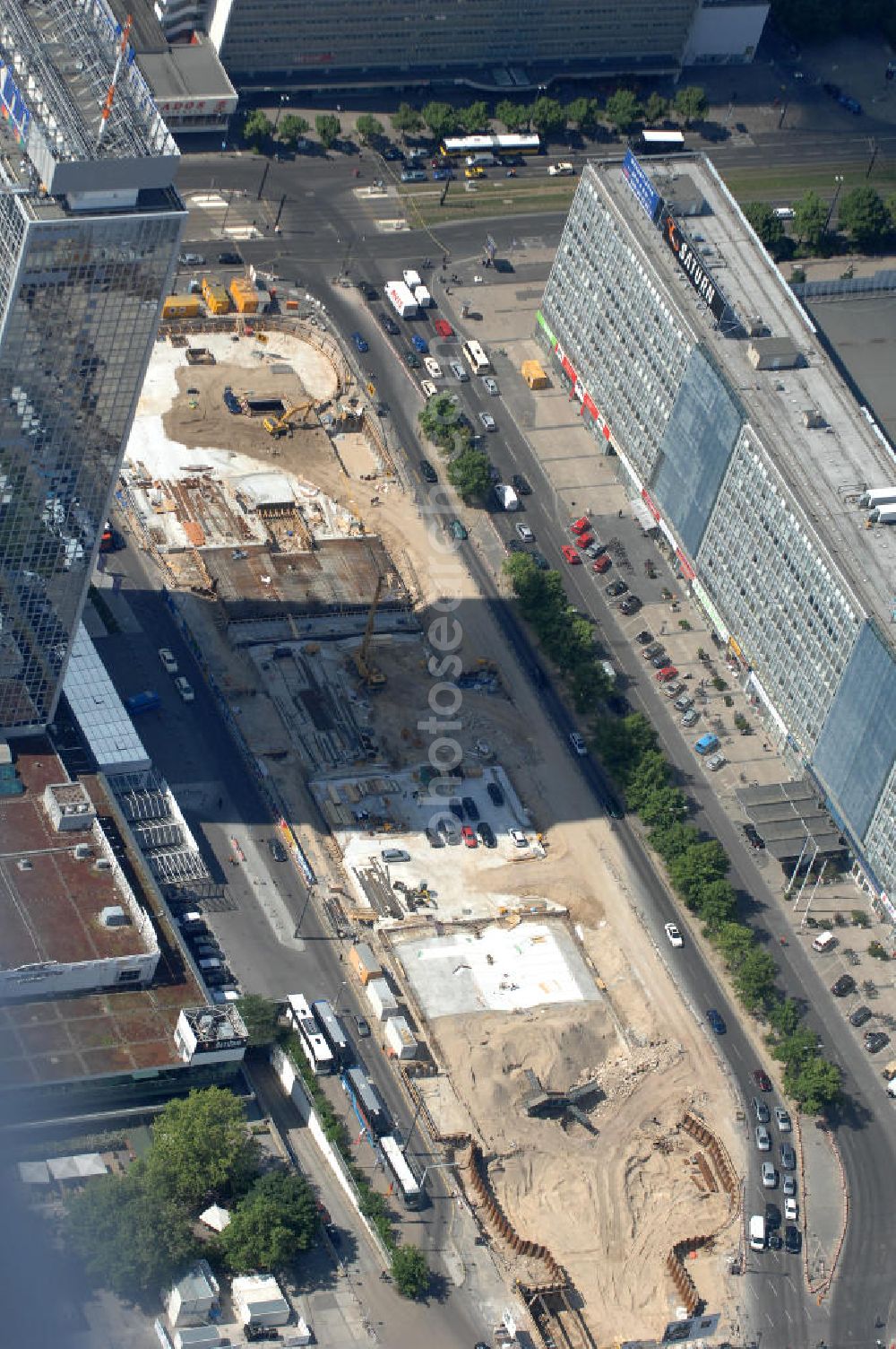 Berlin from the bird's eye view: Blick auf die Baustelle zur Errichtung eines unterirdischen Parkhauses am Park Inn Hotel am Alexanderplatz durch die Firma WÖHR + BAUER GmbH. Die „Planstraße 1” ist die nordwestliche Verlängerung der Karl-Marx-Allee zwischen den Kreuzungen Otto-Braun-Straße/ Karl-Marx-Allee und Karl-Liebknecht-Straße / Memhardstraße („Memhardknoten”) und als solche in dem im April 2000 festgesetzten Bebauungsplan I-B4a ausgewiesen. Speziell hier entsteht eine neue mit Wolfgang Gerberen Mitteln finanzierte Tiefgarage mit 600 Stellplätzen / Parkplätzen. BERGER BAU und MAX AICHER