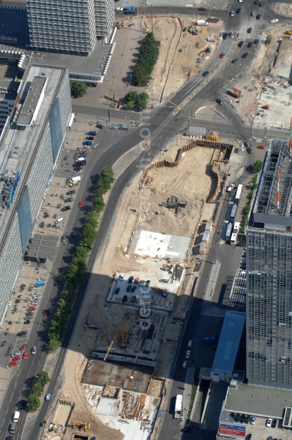 Aerial image Berlin - Blick auf die Baustelle zur Errichtung eines unterirdischen Parkhauses am Park Inn Hotel am Alexanderplatz durch die Firma WÖHR + BAUER GmbH. Die „Planstraße 1” ist die nordwestliche Verlängerung der Karl-Marx-Allee zwischen den Kreuzungen Otto-Braun-Straße/ Karl-Marx-Allee und Karl-Liebknecht-Straße / Memhardstraße („Memhardknoten”) und als solche in dem im April 2000 festgesetzten Bebauungsplan I-B4a ausgewiesen. Speziell hier entsteht eine neue mit Wolfgang Gerberen Mitteln finanzierte Tiefgarage mit 600 Stellplätzen / Parkplätzen. BERGER BAU und MAX AICHER