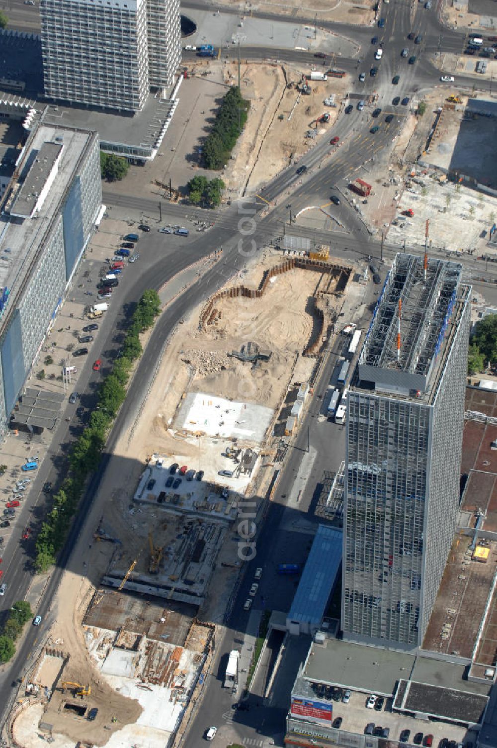 Aerial photograph Berlin - Blick auf die Baustelle zur Errichtung eines unterirdischen Parkhauses am Park Inn Hotel am Alexanderplatz durch die Firma WÖHR + BAUER GmbH. Die „Planstraße 1” ist die nordwestliche Verlängerung der Karl-Marx-Allee zwischen den Kreuzungen Otto-Braun-Straße/ Karl-Marx-Allee und Karl-Liebknecht-Straße / Memhardstraße („Memhardknoten”) und als solche in dem im April 2000 festgesetzten Bebauungsplan I-B4a ausgewiesen. Speziell hier entsteht eine neue mit Wolfgang Gerberen Mitteln finanzierte Tiefgarage mit 600 Stellplätzen / Parkplätzen. BERGER BAU und MAX AICHER