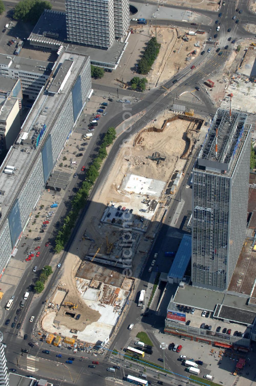 Berlin from above - Blick auf die Baustelle zur Errichtung eines unterirdischen Parkhauses am Park Inn Hotel am Alexanderplatz durch die Firma WÖHR + BAUER GmbH. Die „Planstraße 1” ist die nordwestliche Verlängerung der Karl-Marx-Allee zwischen den Kreuzungen Otto-Braun-Straße/ Karl-Marx-Allee und Karl-Liebknecht-Straße / Memhardstraße („Memhardknoten”) und als solche in dem im April 2000 festgesetzten Bebauungsplan I-B4a ausgewiesen. Speziell hier entsteht eine neue mit Wolfgang Gerberen Mitteln finanzierte Tiefgarage mit 600 Stellplätzen / Parkplätzen. BERGER BAU und MAX AICHER