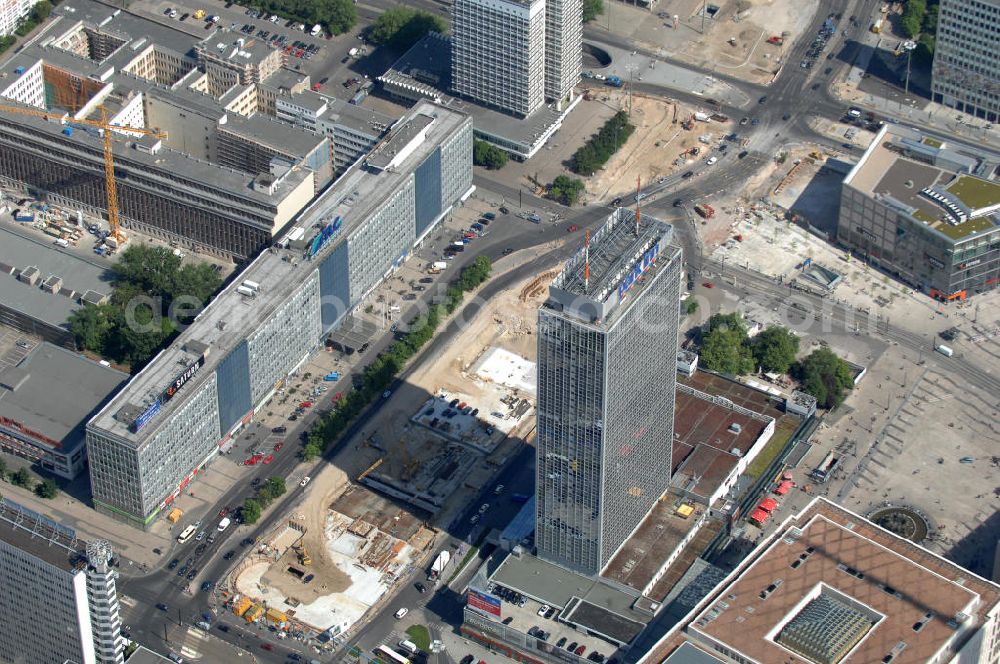 Berlin from the bird's eye view: Blick auf die Baustelle zur Errichtung eines unterirdischen Parkhauses am Park Inn Hotel am Alexanderplatz durch die Firma WÖHR + BAUER GmbH. Die „Planstraße 1” ist die nordwestliche Verlängerung der Karl-Marx-Allee zwischen den Kreuzungen Otto-Braun-Straße/ Karl-Marx-Allee und Karl-Liebknecht-Straße / Memhardstraße („Memhardknoten”) und als solche in dem im April 2000 festgesetzten Bebauungsplan I-B4a ausgewiesen. Speziell hier entsteht eine neue mit Wolfgang Gerberen Mitteln finanzierte Tiefgarage mit 600 Stellplätzen / Parkplätzen. BERGER BAU und MAX AICHER