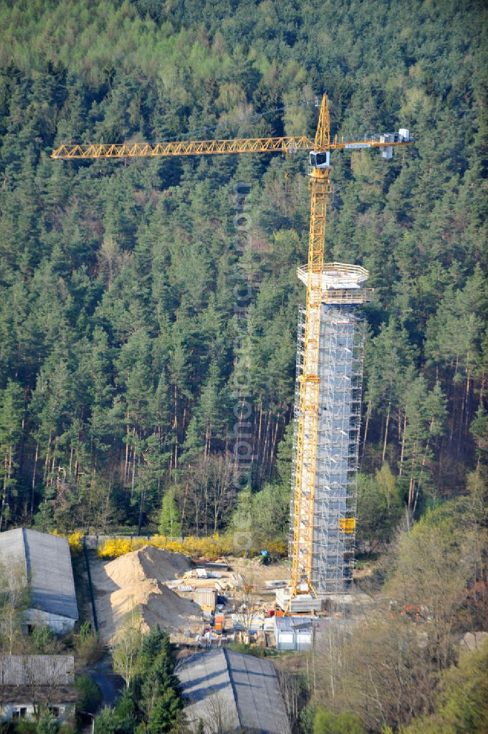 Aerial image PRÖTZEL OT Heidekrug - Baustelle zur Errichtung eines Wetterradarturmes des DWD auf dem Gelände der ehemaligen Kaserne Heidekrug. Der durch die mib - märkische ingenieurbau gmbh errichtete Stahlbetonturm wurde eingerüstet durch die Frirma Schröter Gerüstbau. Construction site to build a weather radar tower of the DWD in the grounds of the former barracks Heidekrug.