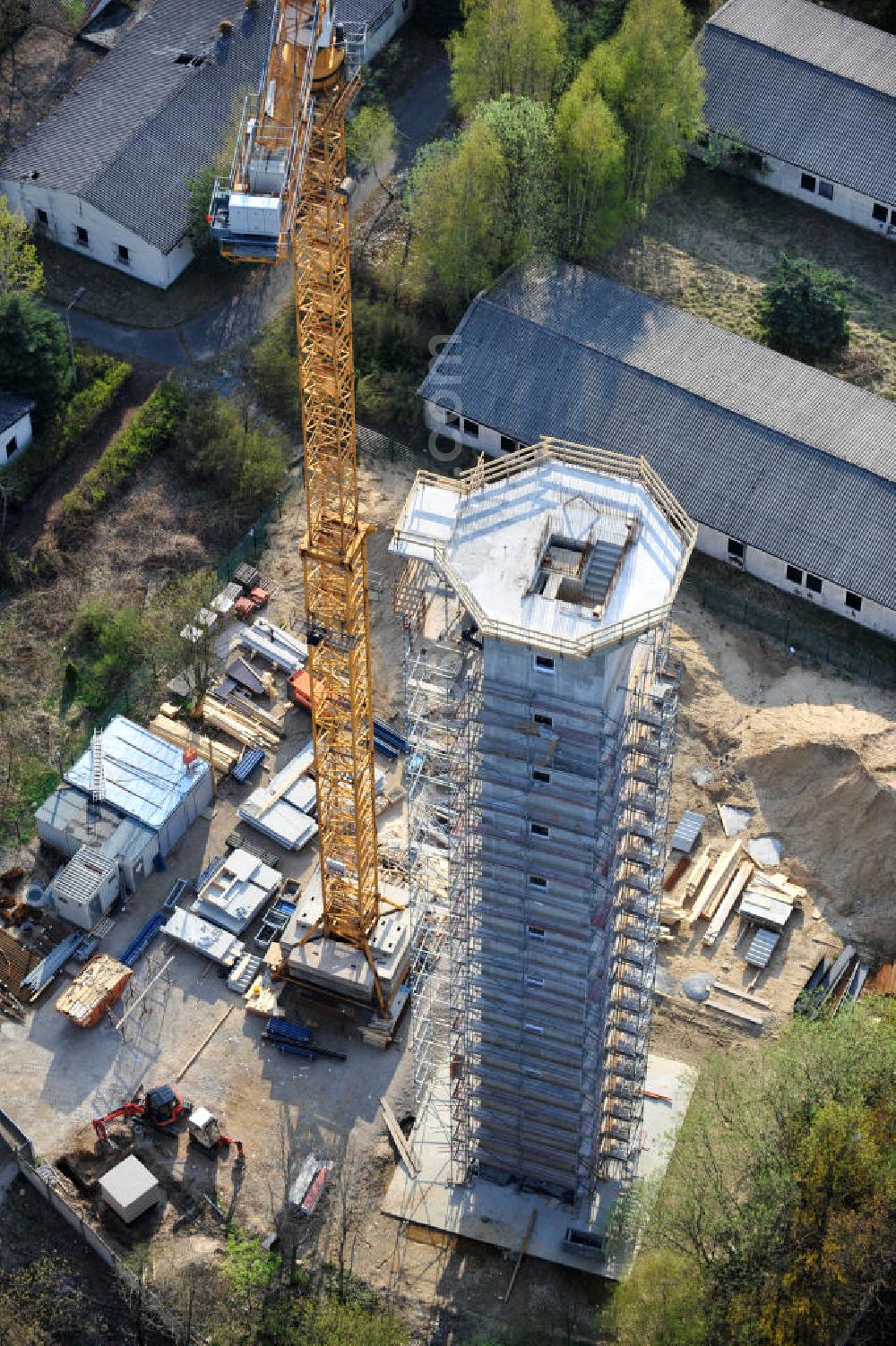 Aerial image PRÖTZEL OT Heidekrug - Baustelle zur Errichtung eines Wetterradarturmes des DWD auf dem Gelände der ehemaligen Kaserne Heidekrug. Der durch die mib - märkische ingenieurbau gmbh errichtete Stahlbetonturm wurde eingerüstet durch die Frirma Schröter Gerüstbau. Construction site to build a weather radar tower of the DWD in the grounds of the former barracks Heidekrug.