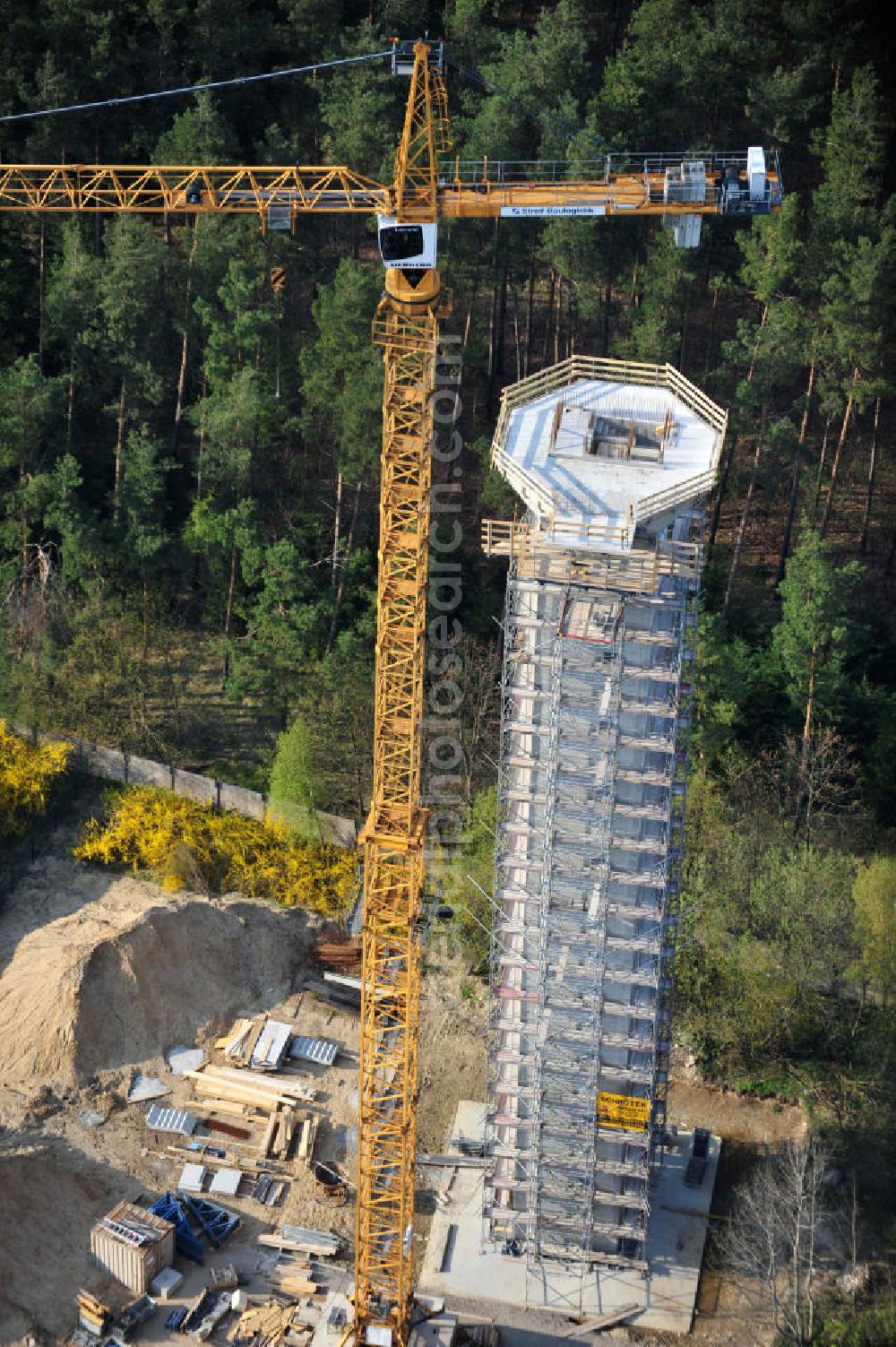 Aerial image PRÖTZEL OT Heidekrug - Baustelle zur Errichtung eines Wetterradarturmes des DWD auf dem Gelände der ehemaligen Kaserne Heidekrug. Der durch die mib - märkische ingenieurbau gmbh errichtete Stahlbetonturm wurde eingerüstet durch die Frirma Schröter Gerüstbau. Construction site to build a weather radar tower of the DWD in the grounds of the former barracks Heidekrug.