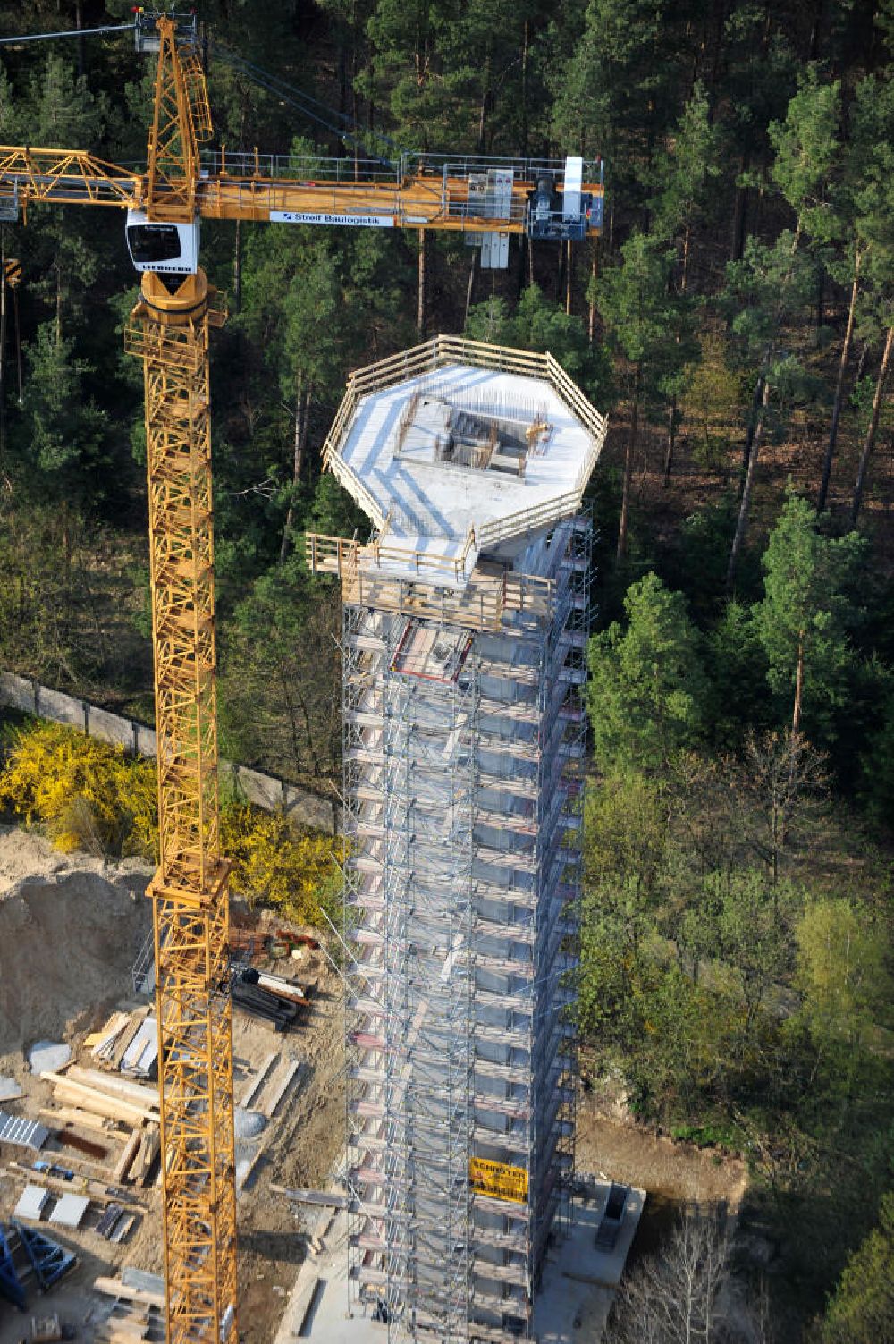 Aerial photograph PRÖTZEL OT Heidekrug - Baustelle zur Errichtung eines Wetterradarturmes des DWD auf dem Gelände der ehemaligen Kaserne Heidekrug. Der durch die mib - märkische ingenieurbau gmbh errichtete Stahlbetonturm wurde eingerüstet durch die Frirma Schröter Gerüstbau. Construction site to build a weather radar tower of the DWD in the grounds of the former barracks Heidekrug.