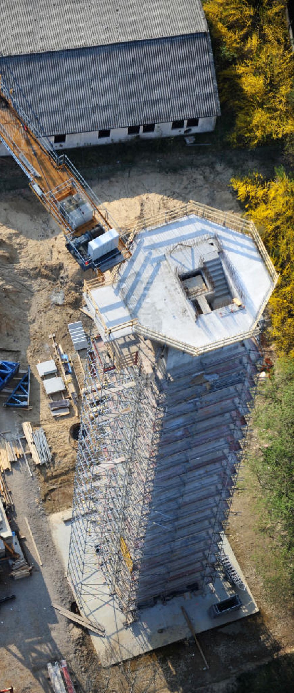 PRÖTZEL OT Heidekrug from the bird's eye view: Baustelle zur Errichtung eines Wetterradarturmes des DWD auf dem Gelände der ehemaligen Kaserne Heidekrug. Der durch die mib - märkische ingenieurbau gmbh errichtete Stahlbetonturm wurde eingerüstet durch die Frirma Schröter Gerüstbau. Construction site to build a weather radar tower of the DWD in the grounds of the former barracks Heidekrug.