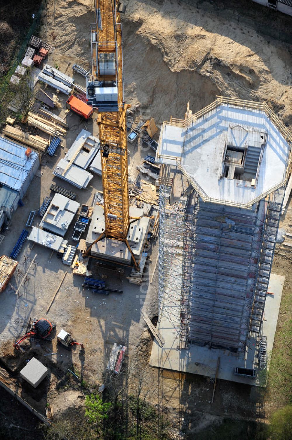 PRÖTZEL OT Heidekrug from above - Baustelle zur Errichtung eines Wetterradarturmes des DWD auf dem Gelände der ehemaligen Kaserne Heidekrug. Der durch die mib - märkische ingenieurbau gmbh errichtete Stahlbetonturm wurde eingerüstet durch die Frirma Schröter Gerüstbau. Construction site to build a weather radar tower of the DWD in the grounds of the former barracks Heidekrug.