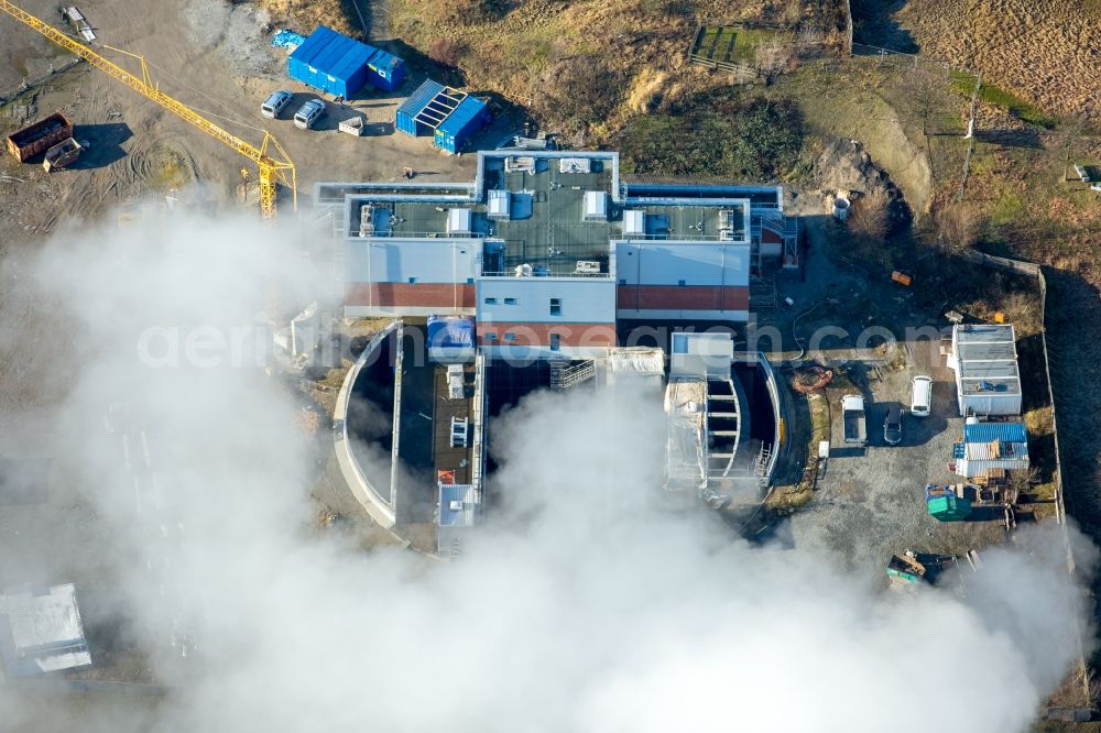 Essen from above - Building site to the enlargement and to the rebuilding of the sewage work Washbasin and cleansing steps of the sewage work Emschermuendung in the district of Welheimer Mark in food in the federal state North Rhine-Westphalia