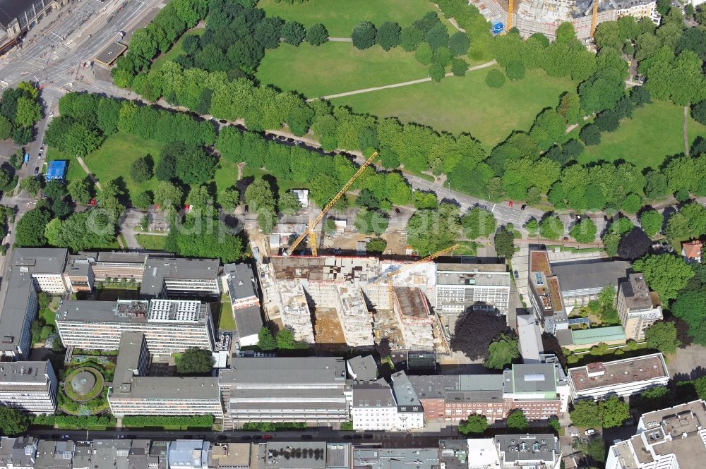 Aerial photograph Hamburg - The construction site for the redevelopment of the Raven Street HanseMerkur AG in Hamburg. The redesign of the residential and commercial building complex with a daycare center and restaurant is designed by the Hamburg architectural firm Bothe Richter Teherani BRT Architects