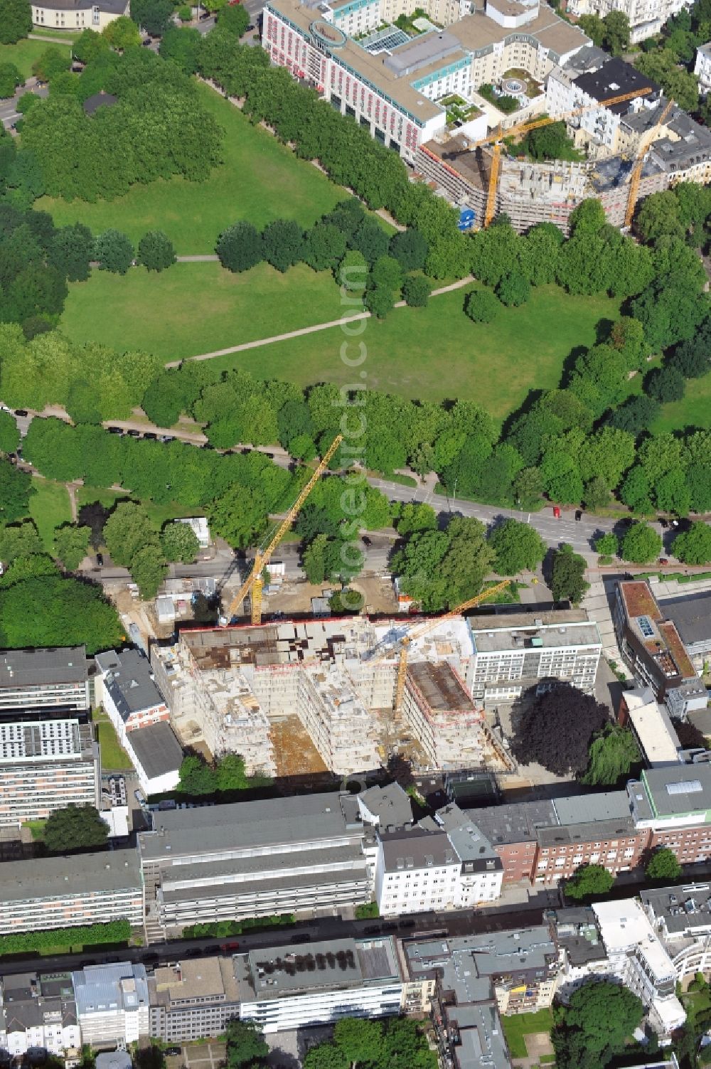 Aerial photograph Hamburg - The construction site for the redevelopment of the Raven Street HanseMerkur AG in Hamburg. The redesign of the residential and commercial building complex with a daycare center and restaurant is designed by the Hamburg architectural firm Bothe Richter Teherani BRT Architects