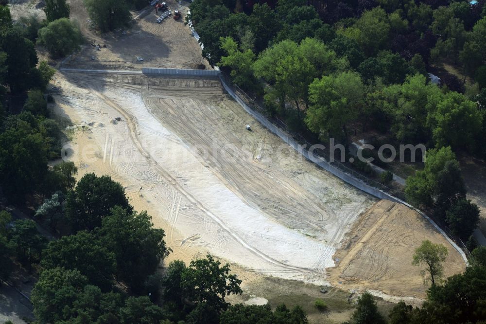 Berlin from above - Construction site to redesign the FEZ Strandbad- lake in park Wuhlheide in Berlin