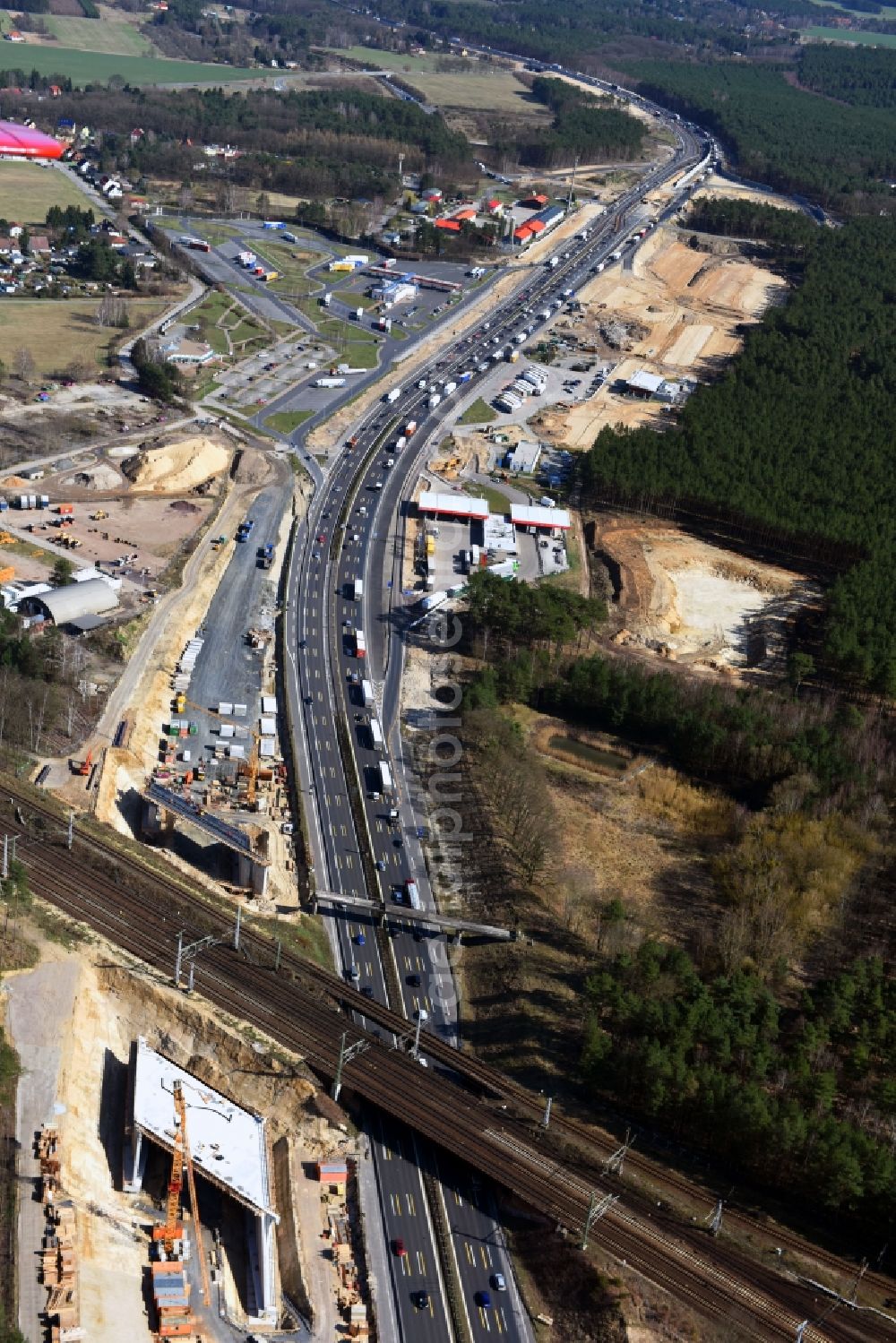 Michendorf from the bird's eye view: Construction for the renovation of the railway bridge building to route the train tracks crossing course of motorway BAB A10 in Michendorf in the state Brandenburg