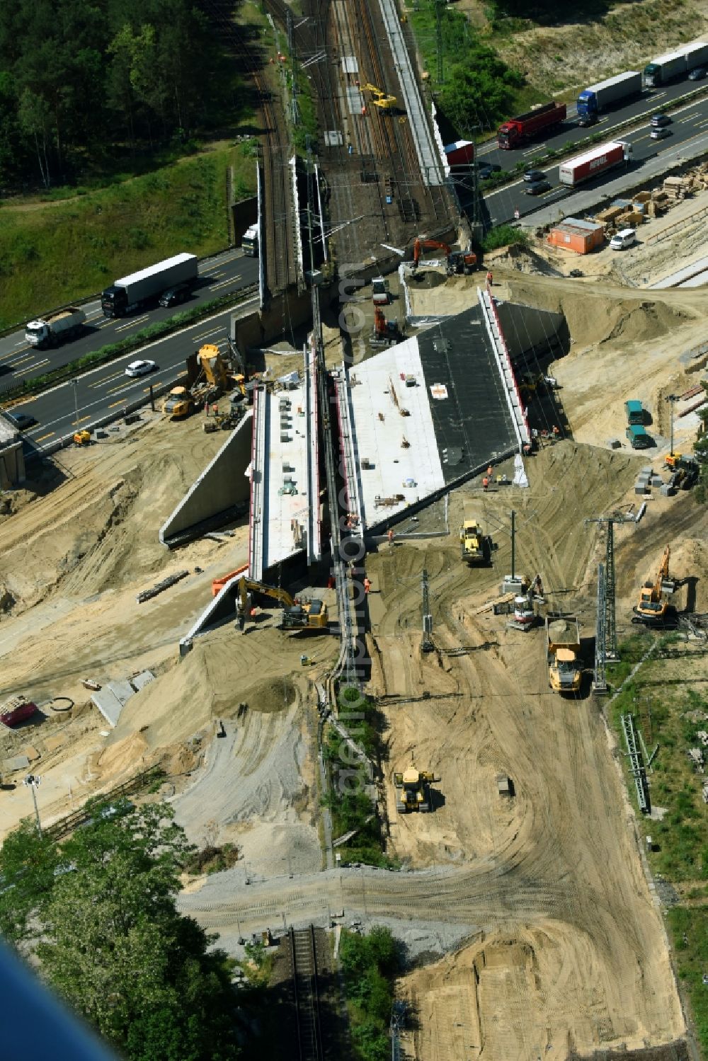 Michendorf from the bird's eye view: Construction for the renovation of the railway bridge building to route the train tracks crossing course of motorway BAB A10 in Michendorf in the state Brandenburg