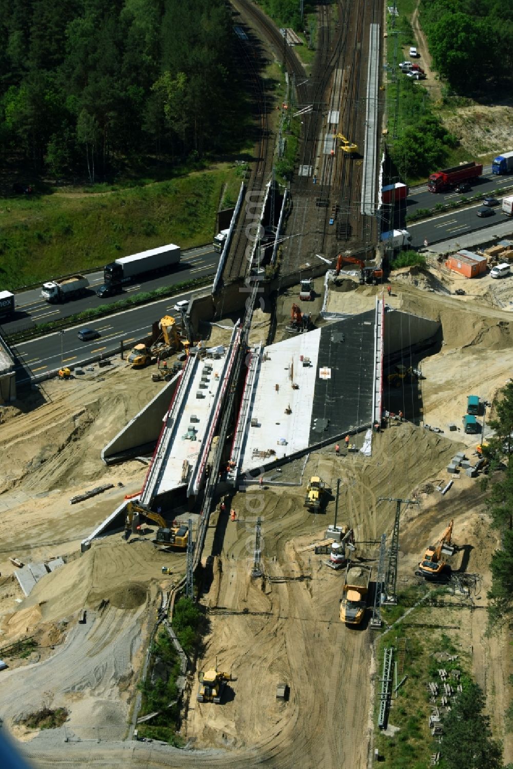 Aerial image Michendorf - Construction for the renovation of the railway bridge building to route the train tracks crossing course of motorway BAB A10 in Michendorf in the state Brandenburg