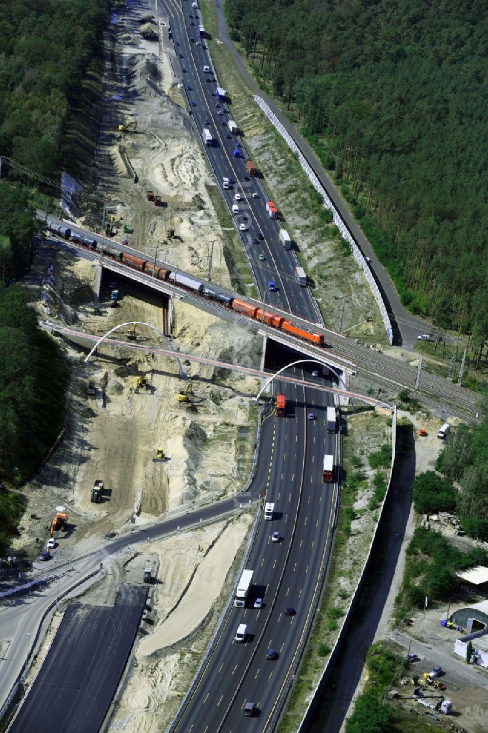 Aerial photograph Michendorf - Construction for the renovation of the railway bridge building to route the train tracks crossing course of motorway BAB A10 in Michendorf in the state Brandenburg