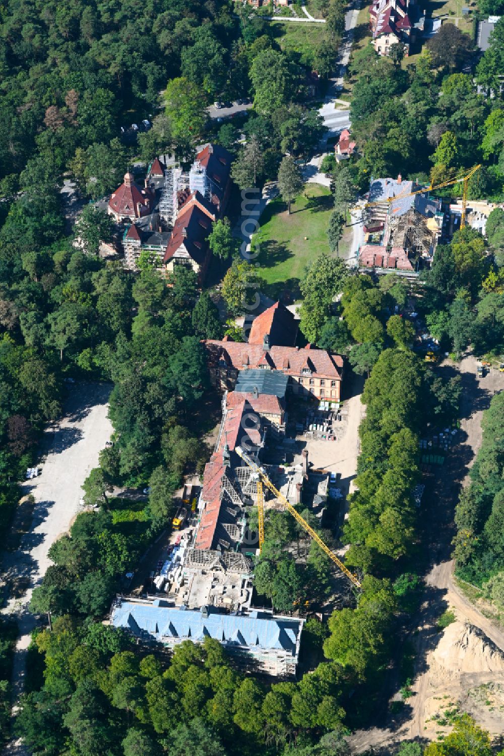 Aerial photograph Beelitz-Heilstätten - Construction site for the renovation of a building on the clinic premises of the hospital Sanatorium fuer Maenner on street Strasse nach Fichtenwalde - Am Alten Jagdstern in Beelitz-Heilstaetten in the state Brandenburg, Germany