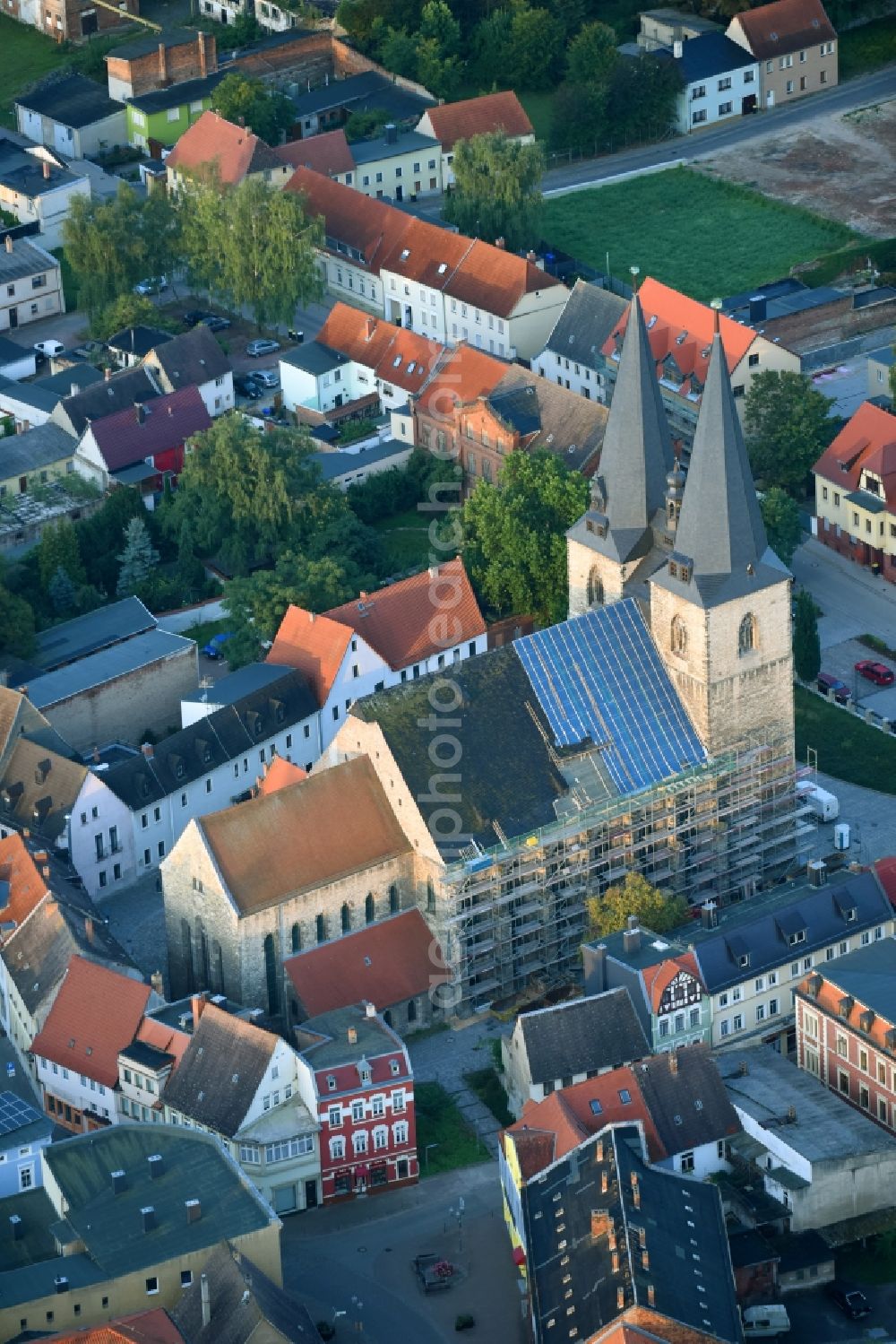 Aerial photograph Calbe (Saale) - Construction site for the renovation of the church building of the Church of St. Stephanie Calbe in Kirchgasse in Calbe (Saale) in the federal state of Saxony-Anhalt, Germany