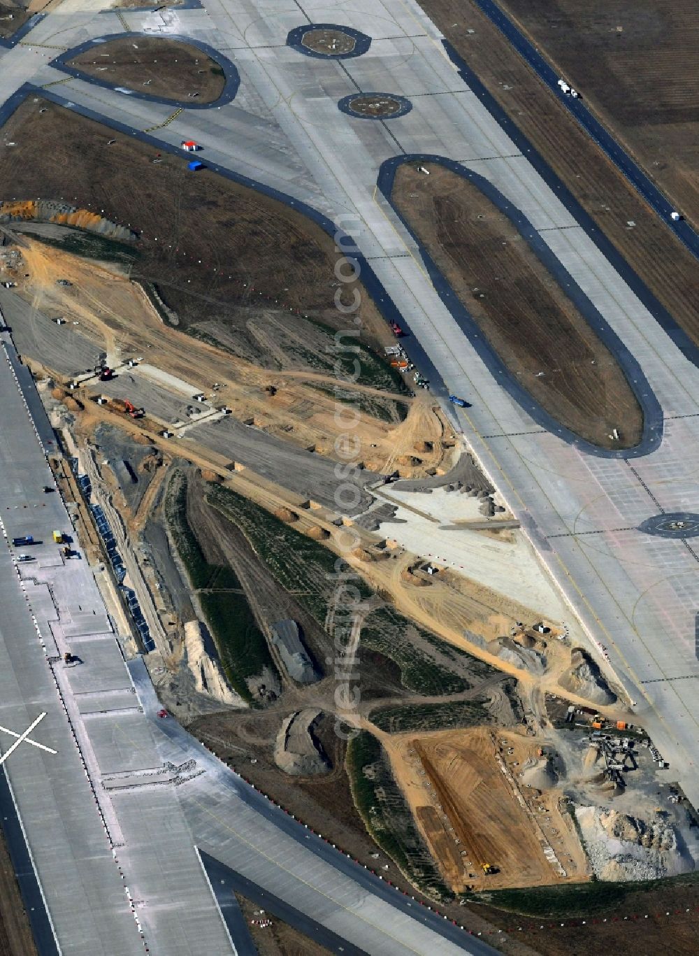 Aerial photograph Schönefeld - Construction site for the rehabilitation of the southern runway on the airport grounds of BER Airport in Schoenefeld in the state of Brandenburg, Germany