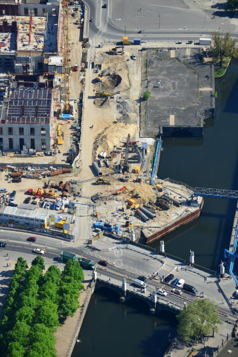 Aerial photograph Berlin - Construction site for the rehabilitation and bank protection on the castle -bridge at Kupfergraben in the Mitte district in Berlin