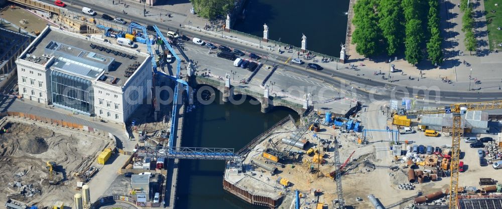 Aerial image Berlin - Construction site for the rehabilitation and bank protection on the castle -bridge at Kupfergraben in the Mitte district in Berlin