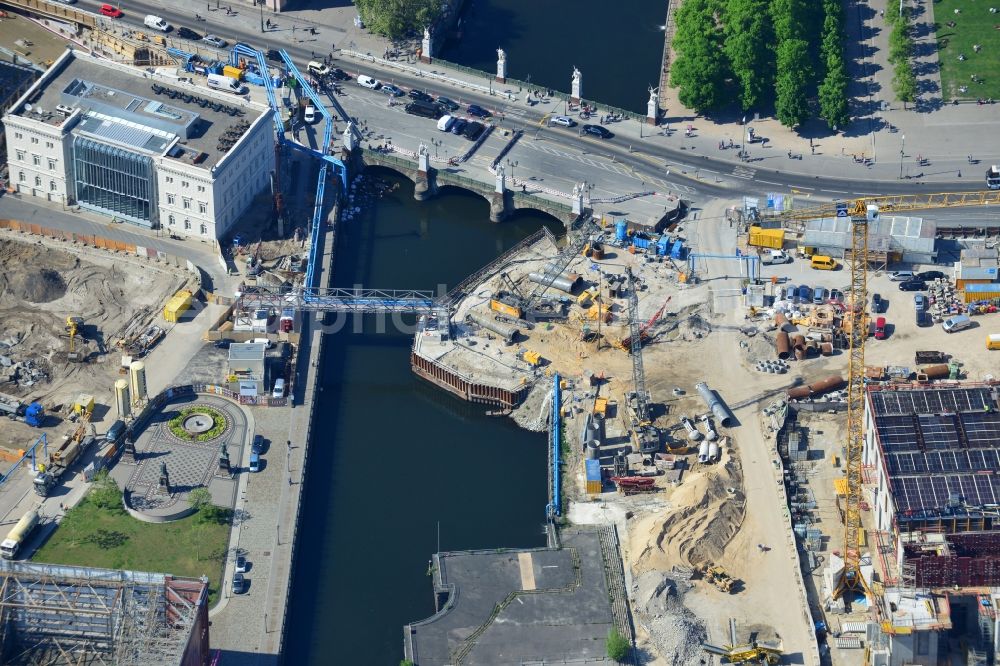 Aerial photograph Berlin - Construction site for the rehabilitation and bank protection on the castle -bridge at Kupfergraben in the Mitte district in Berlin