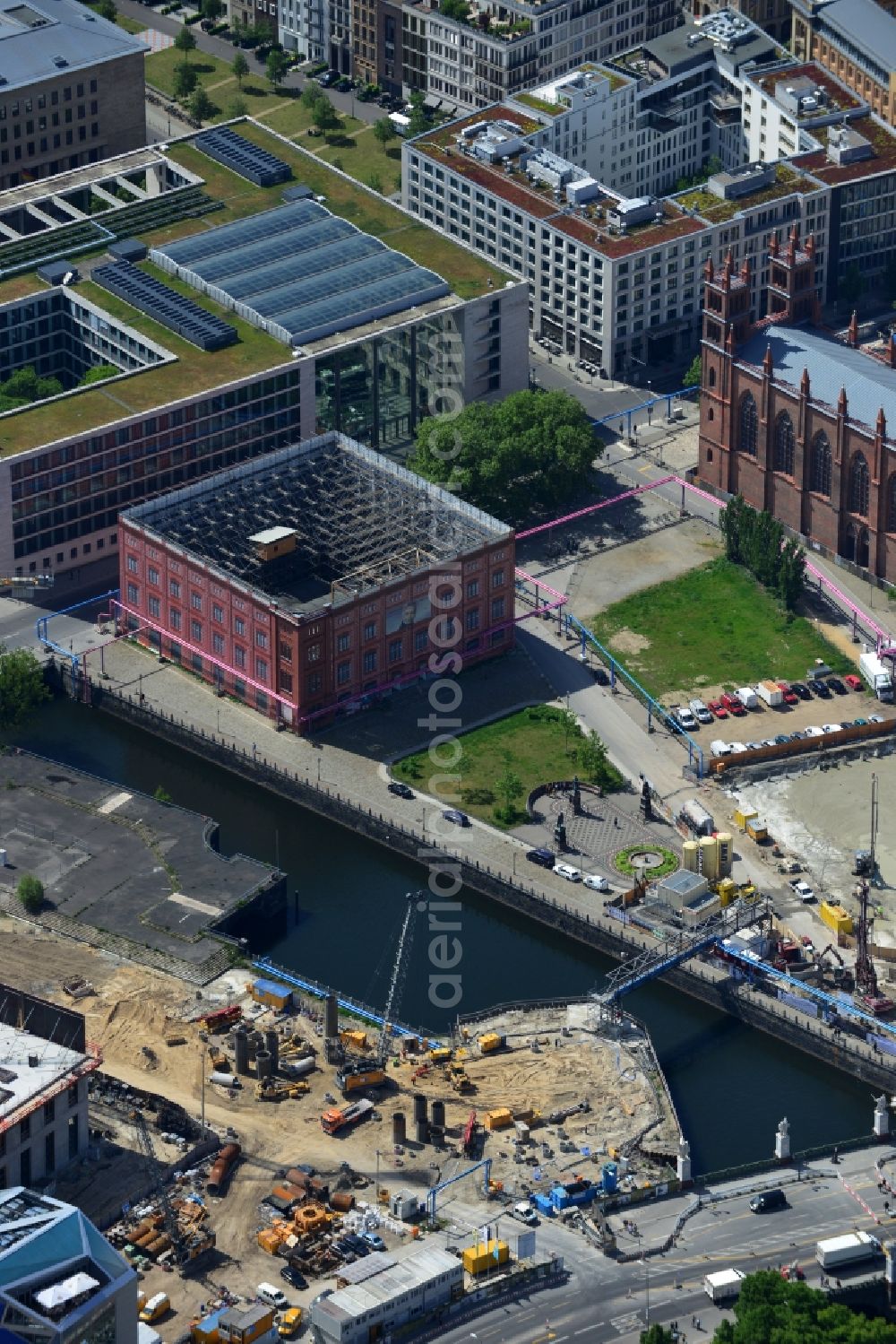 Aerial photograph Berlin - Construction site for the rehabilitation and bank protection on the castle -bridge at Kupfergraben in the Mitte district in Berlin