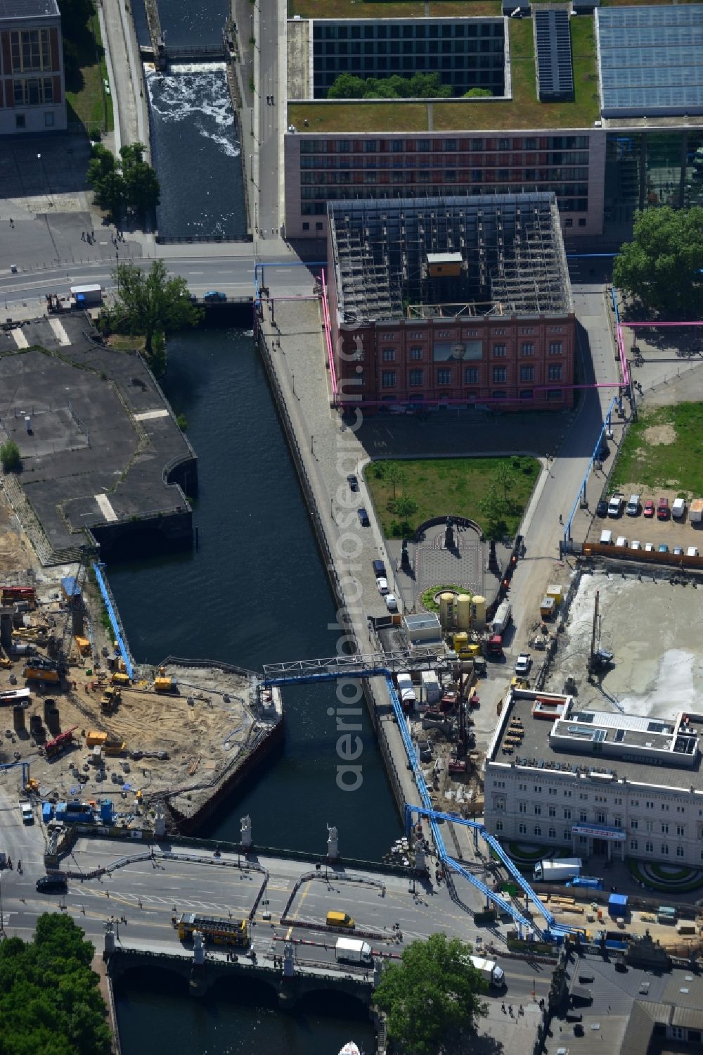 Berlin from above - Construction site for the rehabilitation and bank protection on the castle -bridge at Kupfergraben in the Mitte district in Berlin