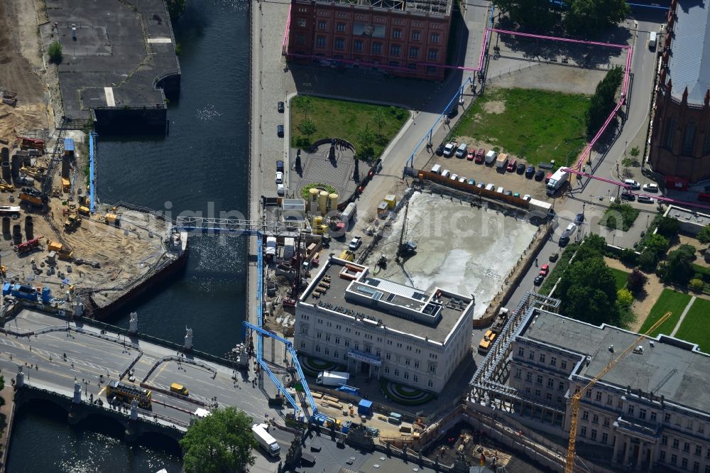 Berlin from the bird's eye view: Construction site for the rehabilitation and bank protection on the castle -bridge at Kupfergraben in the Mitte district in Berlin