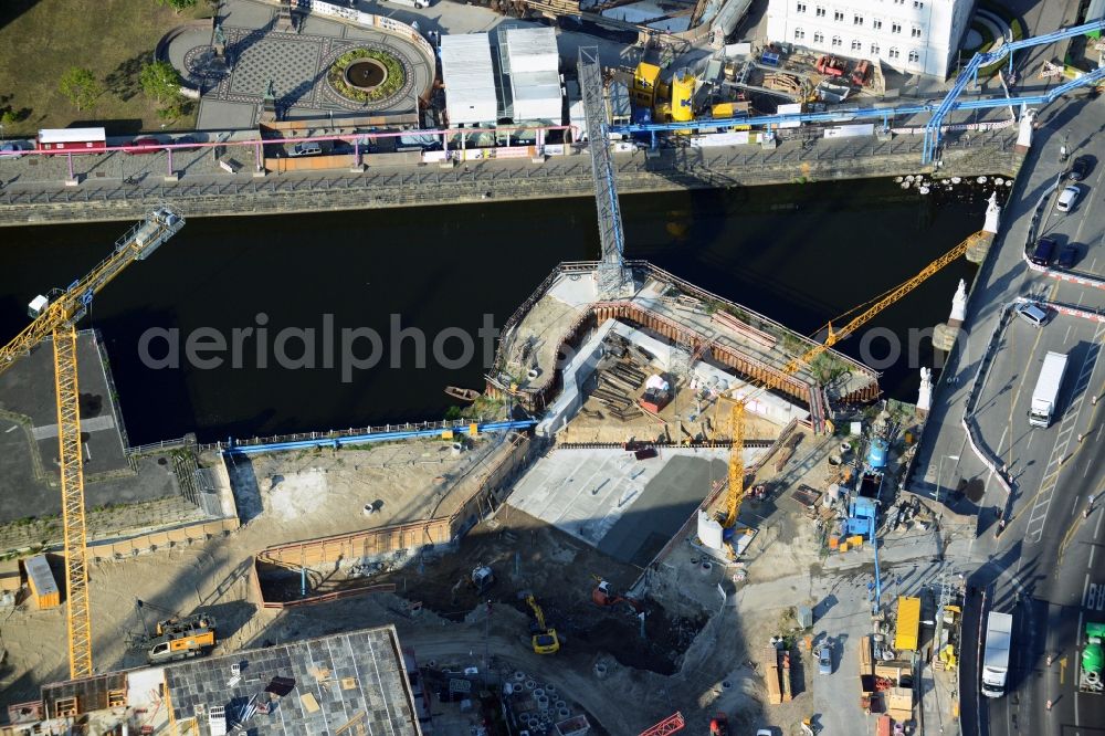 Berlin from the bird's eye view: Construction site for the rehabilitation and bank protection on the castle -bridge at Kupfergraben in the Mitte district in Berlin