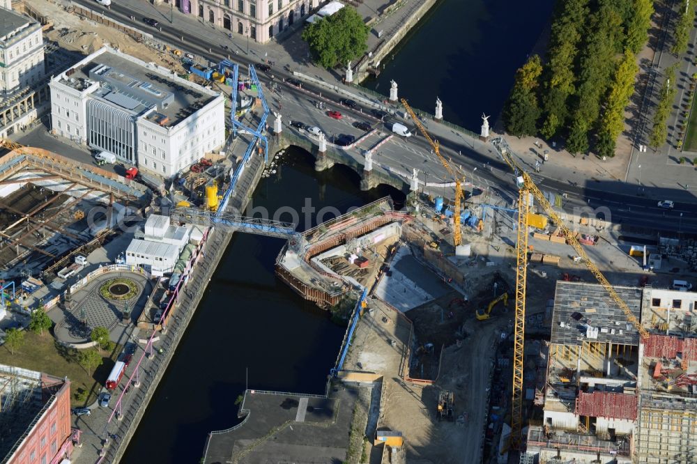 Aerial image Berlin - Construction site for the rehabilitation and bank protection on the castle -bridge at Kupfergraben in the Mitte district in Berlin