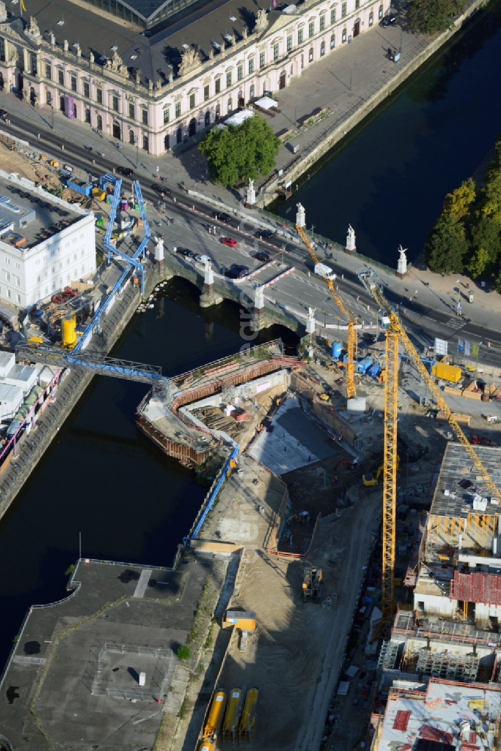 Berlin from above - Construction site for the rehabilitation and bank protection on the castle -bridge at Kupfergraben in the Mitte district in Berlin