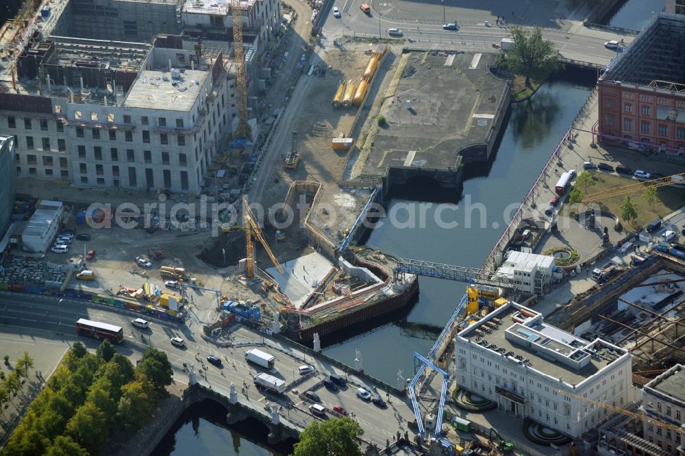 Aerial photograph Berlin - Construction site for the rehabilitation and bank protection on the castle -bridge at Kupfergraben in the Mitte district in Berlin