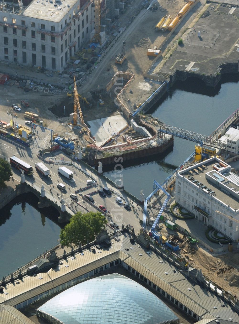 Berlin from the bird's eye view: Construction site for the rehabilitation and bank protection on the castle -bridge at Kupfergraben in the Mitte district in Berlin