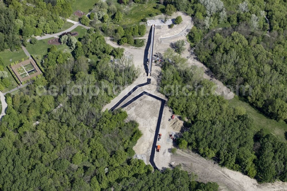 Aerial photograph Berlin - Construction site of Taelchenbruecke bridge on Kienberg hill on the premises of the IGA 2017 in the district of Marzahn-Hellersdorf in Berlin, Germany. The main attraction of the international garden show will be the Gaerten der Welt which include a new footpath across the hill with the bridge