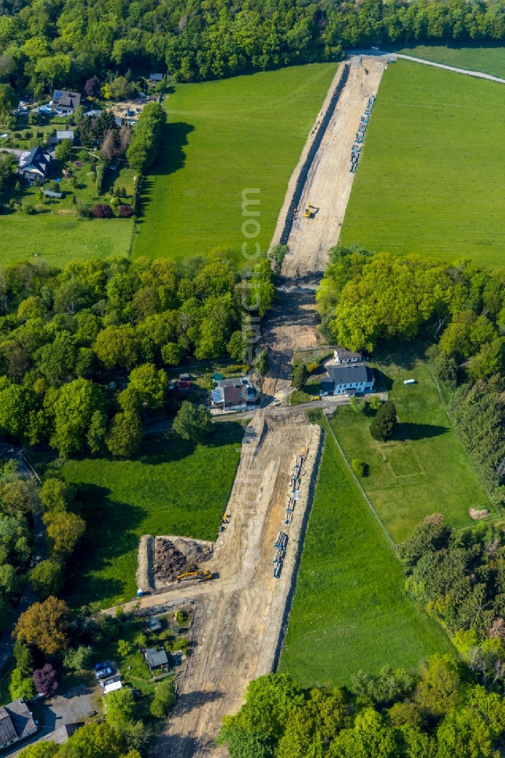 Aerial photograph Witten - Construction site with earthworks and landfills for the laying of pipelines of the Wasserleitung along the Berghauser Strasse beginnend on Rauendahler Strasse in the district Bommern in Witten in the state North Rhine-Westphalia, Germany