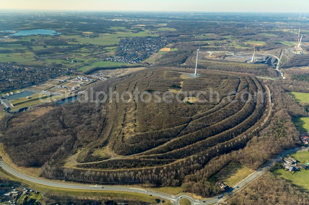 Dinslaken from the bird's eye view: Construction site for wind turbine installation auf of Halde in Lohberg in Dinslaken in the state North Rhine-Westphalia, Germany