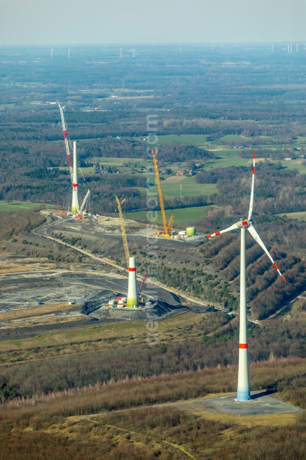 Aerial photograph Dinslaken - Construction site for wind turbine installation auf of Halde in Lohberg in Dinslaken in the state North Rhine-Westphalia, Germany