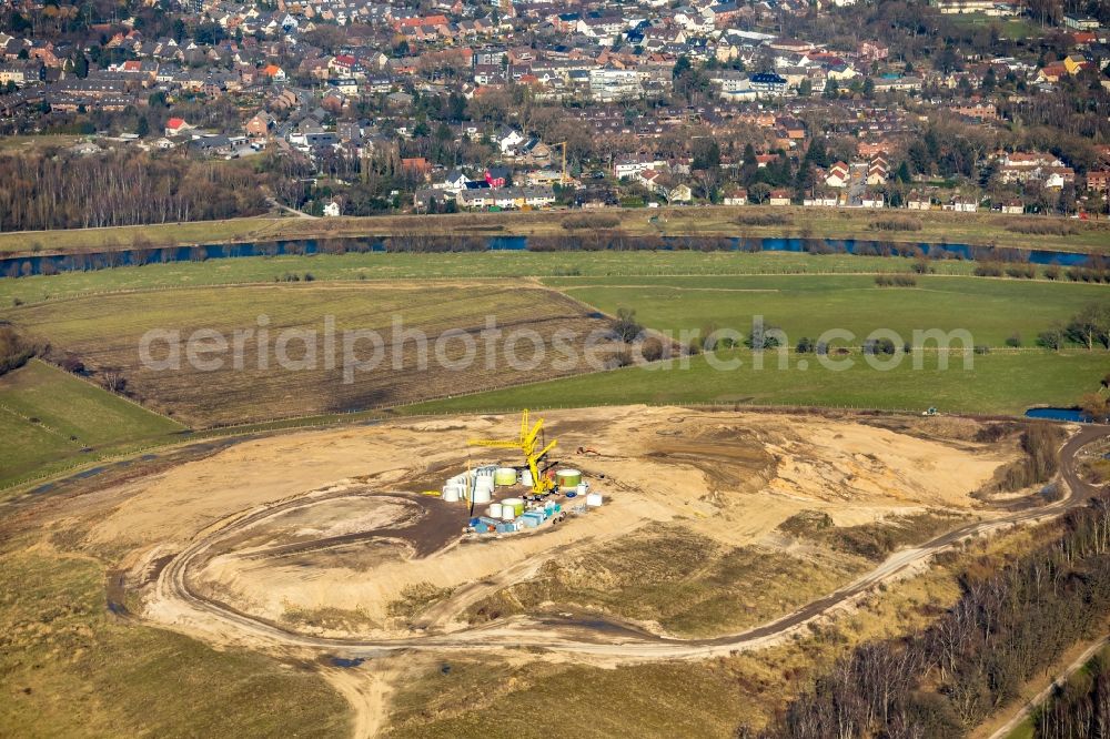 Duisburg from the bird's eye view: Construction site for wind turbine installation of Rockelsberghalde on Deichstrasse in the district Meiderich-Beek in Duisburg in the state North Rhine-Westphalia, Germany