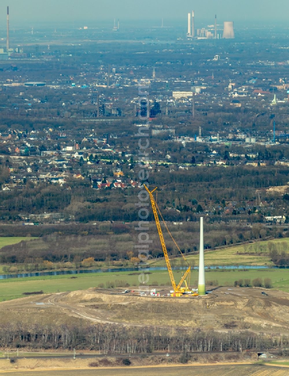 Mülheim an der Ruhr from above - Construction site for wind turbine installation in den Styrumer Ruhrauen in Muelheim on the Ruhr in the state North Rhine-Westphalia, Germany