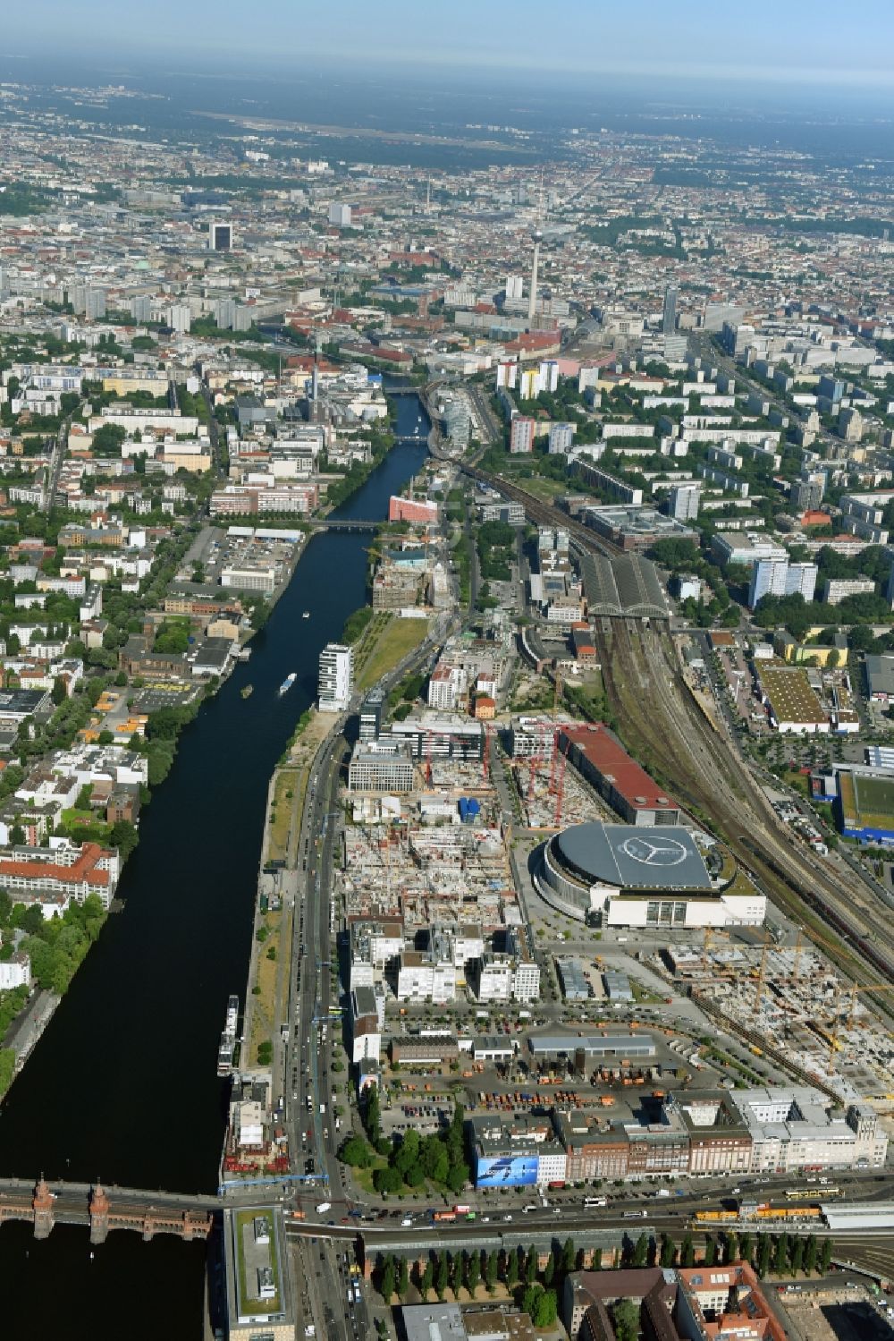 Berlin from the bird's eye view: Development area and construction sites on the Anschutzareal at the Mercedes-Benz-Arena on the banks of the River Spree in Friedrichshain. The Anschutz Entertainment Group (AEG) is developing the site through numerous hotel and commercial building new buildings